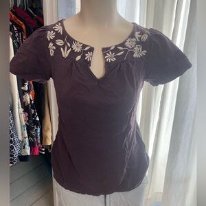 This Women’s Banana Republic szS with embroidered floral design is stunning